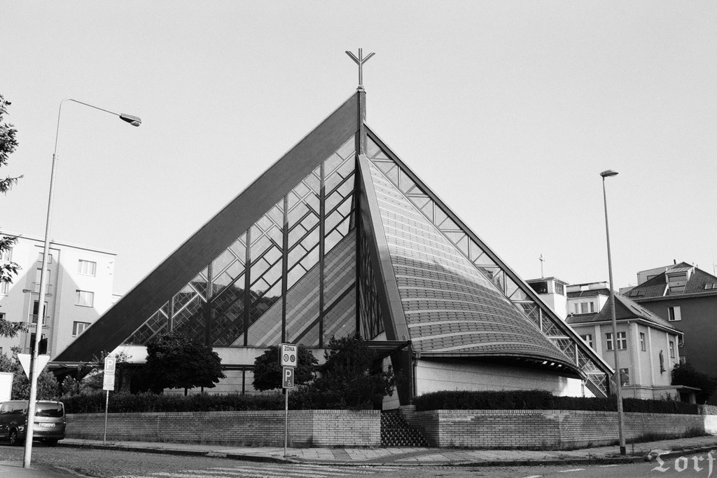 Ein schwarzweißes Foto der Kirche